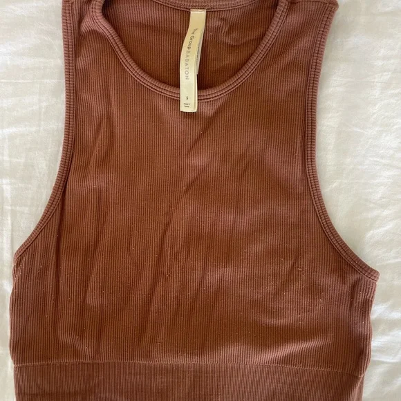 Aritzia | Babaton Ribbed Crop Tank Top - Black & Brown - Picture 2 of 8